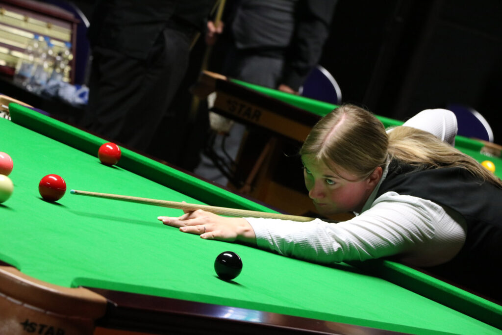 Rebecca Kenna plays snooker