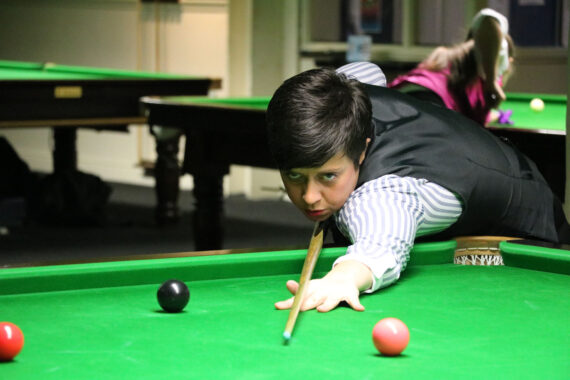 Laura Evans playing snooker