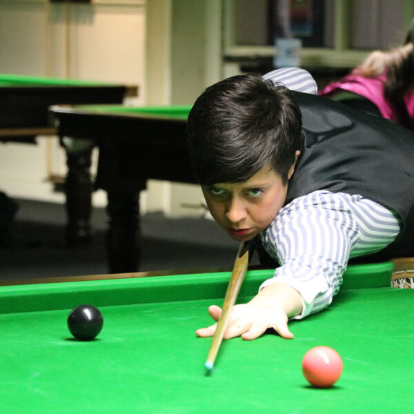 Laura Evans playing snooker