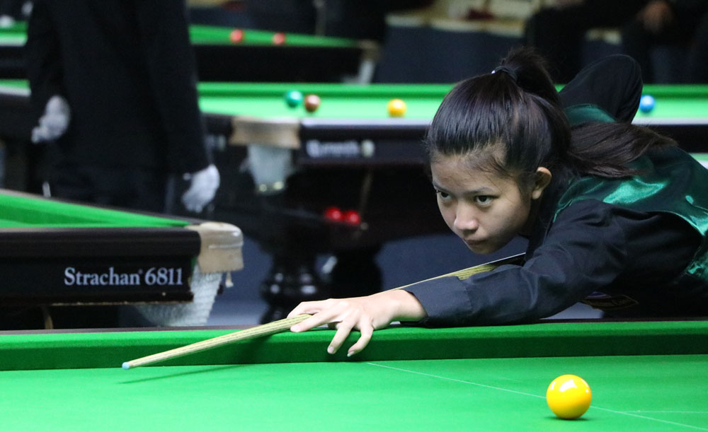 Nutcharut Wongharuthai plays snooker