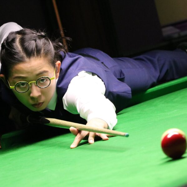 On Yee playing snooker