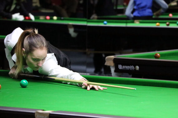 Reanne Evans playing snooker