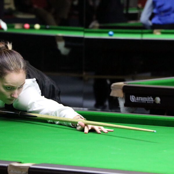 Reanne Evans playing snooker